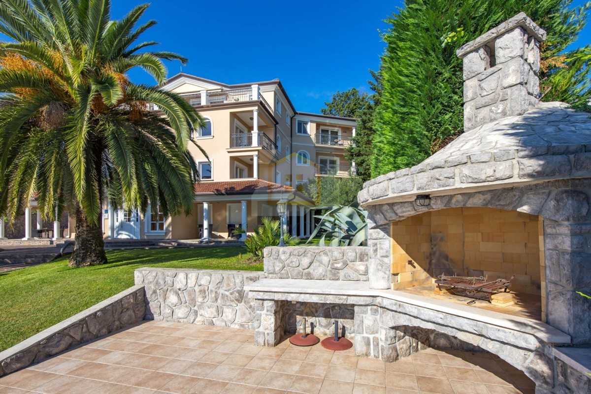 Opatija, Hotel z do 13 apartmaji in bazenom, 40 m od morja