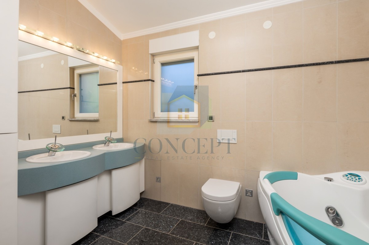 Opatija, Hotel z do 13 apartmaji in bazenom, 40 m od morja