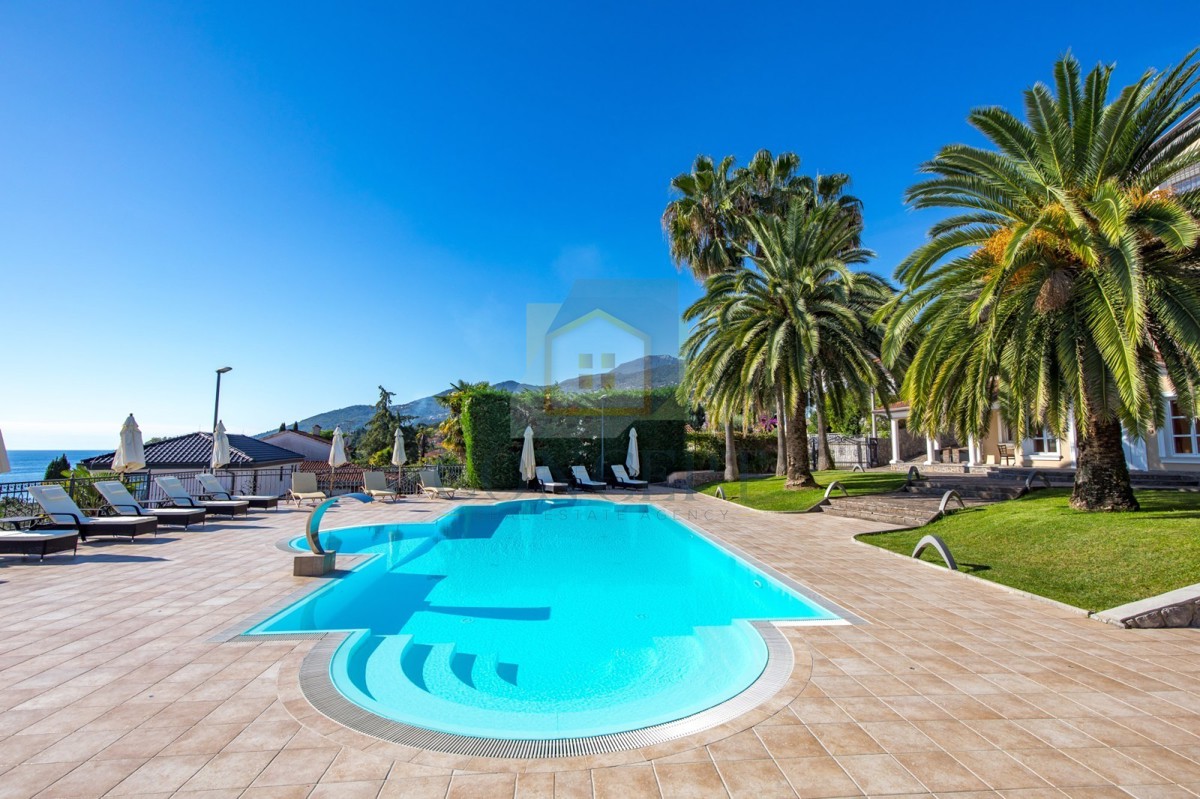 Opatija, Hotel z do 13 apartmaji in bazenom, 40 m od morja