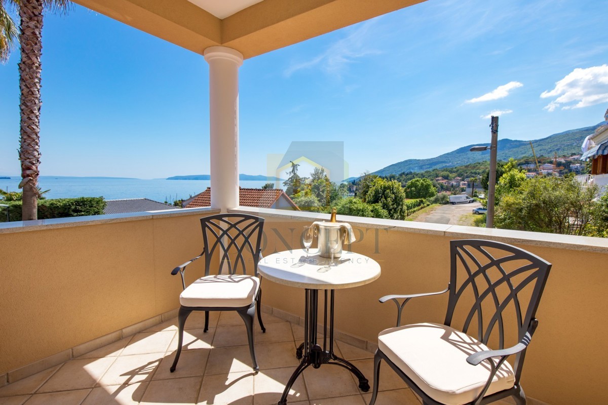 Opatija, Hotel z do 13 apartmaji in bazenom, 40 m od morja