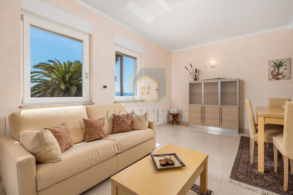 Opatija, Hotel z do 13 apartmaji in bazenom, 40 m od morja