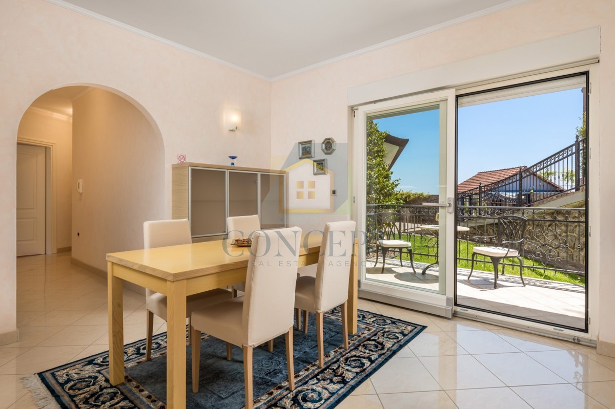 Opatija, Hotel z do 13 apartmaji in bazenom, 40 m od morja