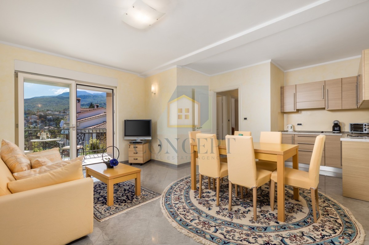 Opatija, Hotel z do 13 apartmaji in bazenom, 40 m od morja