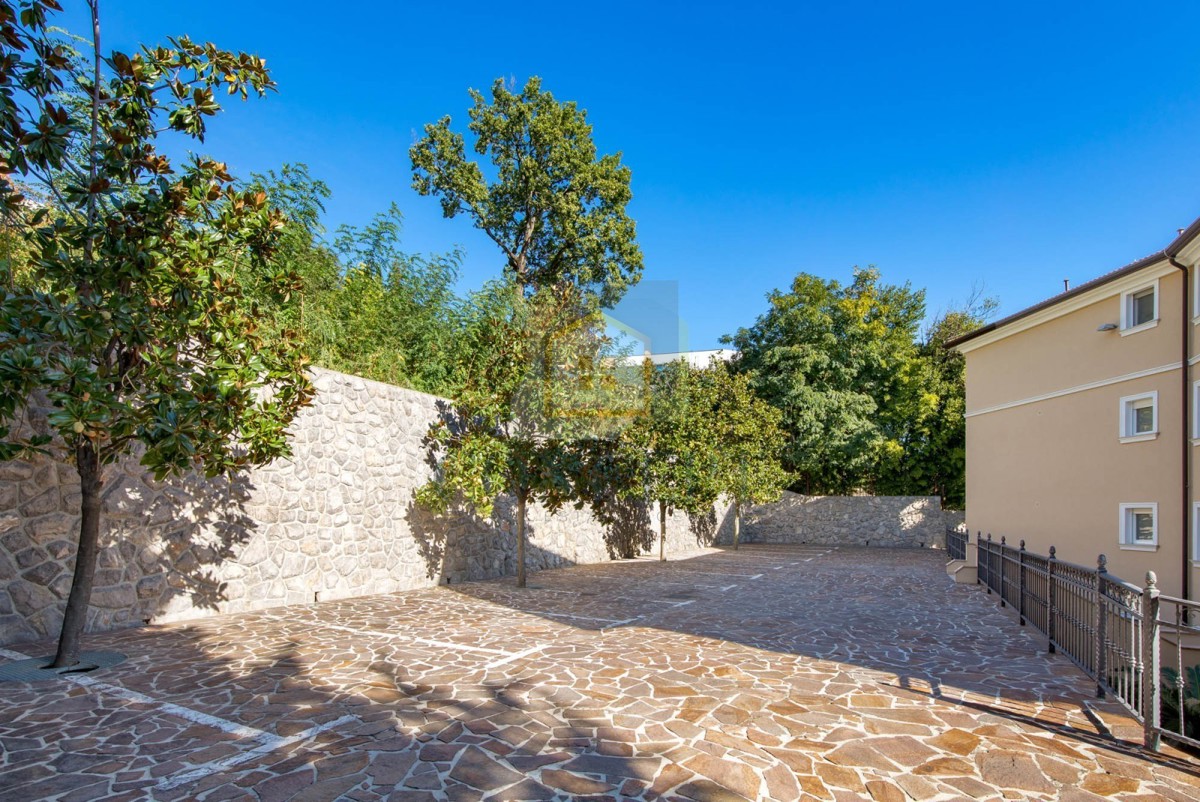 Opatija, Hotel z do 13 apartmaji in bazenom, 40 m od morja