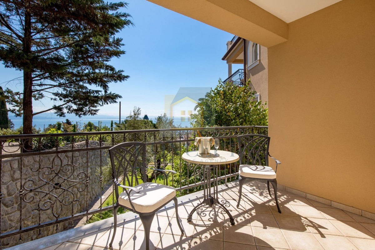 Opatija, Hotel z do 13 apartmaji in bazenom, 40 m od morja