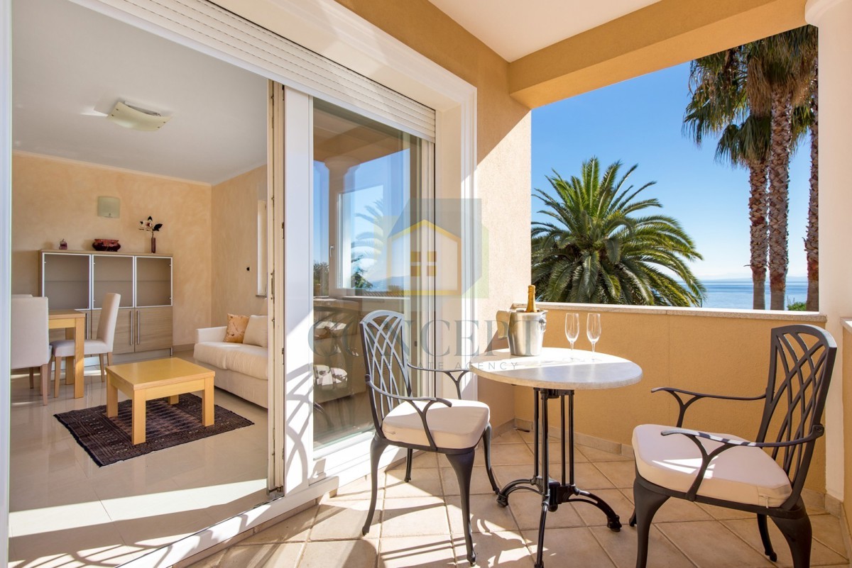 Opatija, Hotel z do 13 apartmaji in bazenom, 40 m od morja