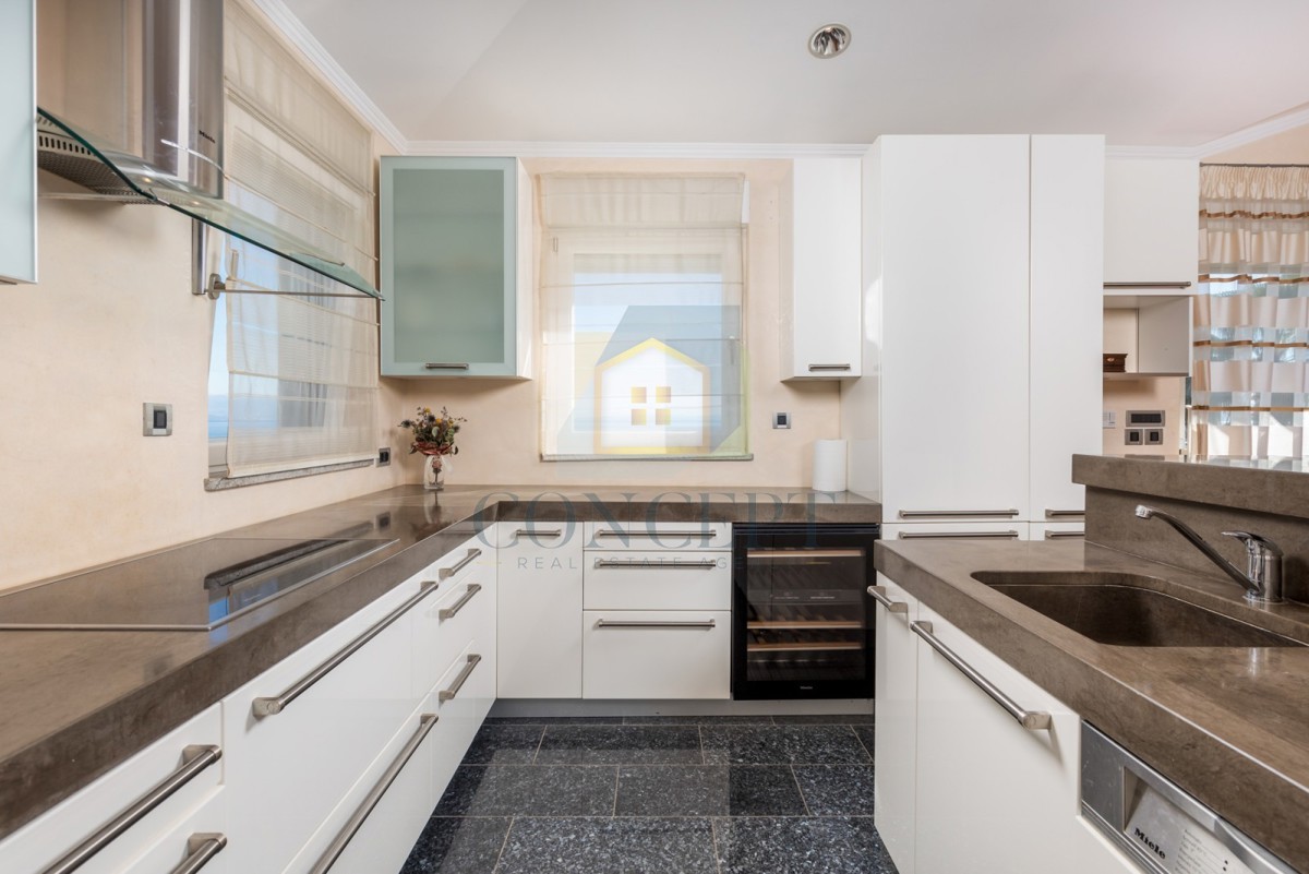 Opatija, Hotel z do 13 apartmaji in bazenom, 40 m od morja