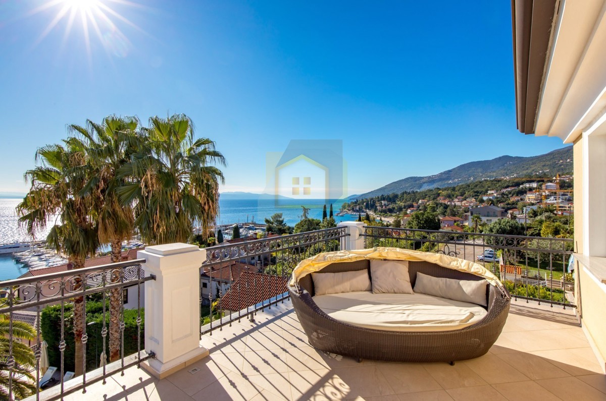 Opatija, Hotel z do 13 apartmaji in bazenom, 40 m od morja