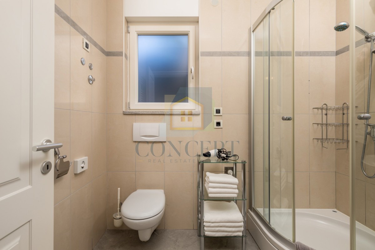 Opatija, Hotel z do 13 apartmaji in bazenom, 40 m od morja