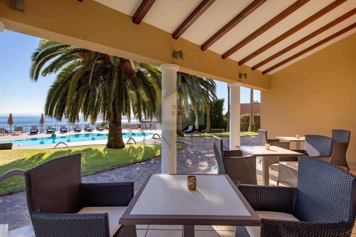 Opatija, Hotel z do 13 apartmaji in bazenom, 40 m od morja