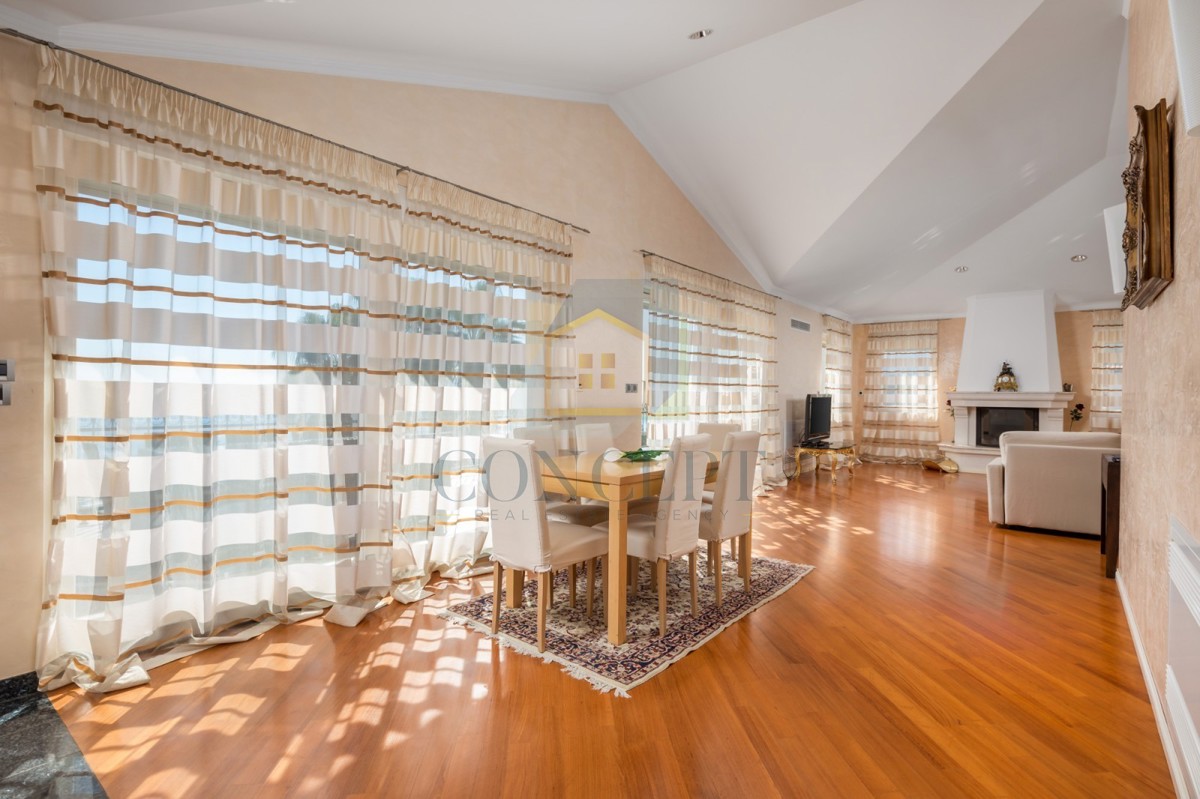 Opatija, Hotel z do 13 apartmaji in bazenom, 40 m od morja