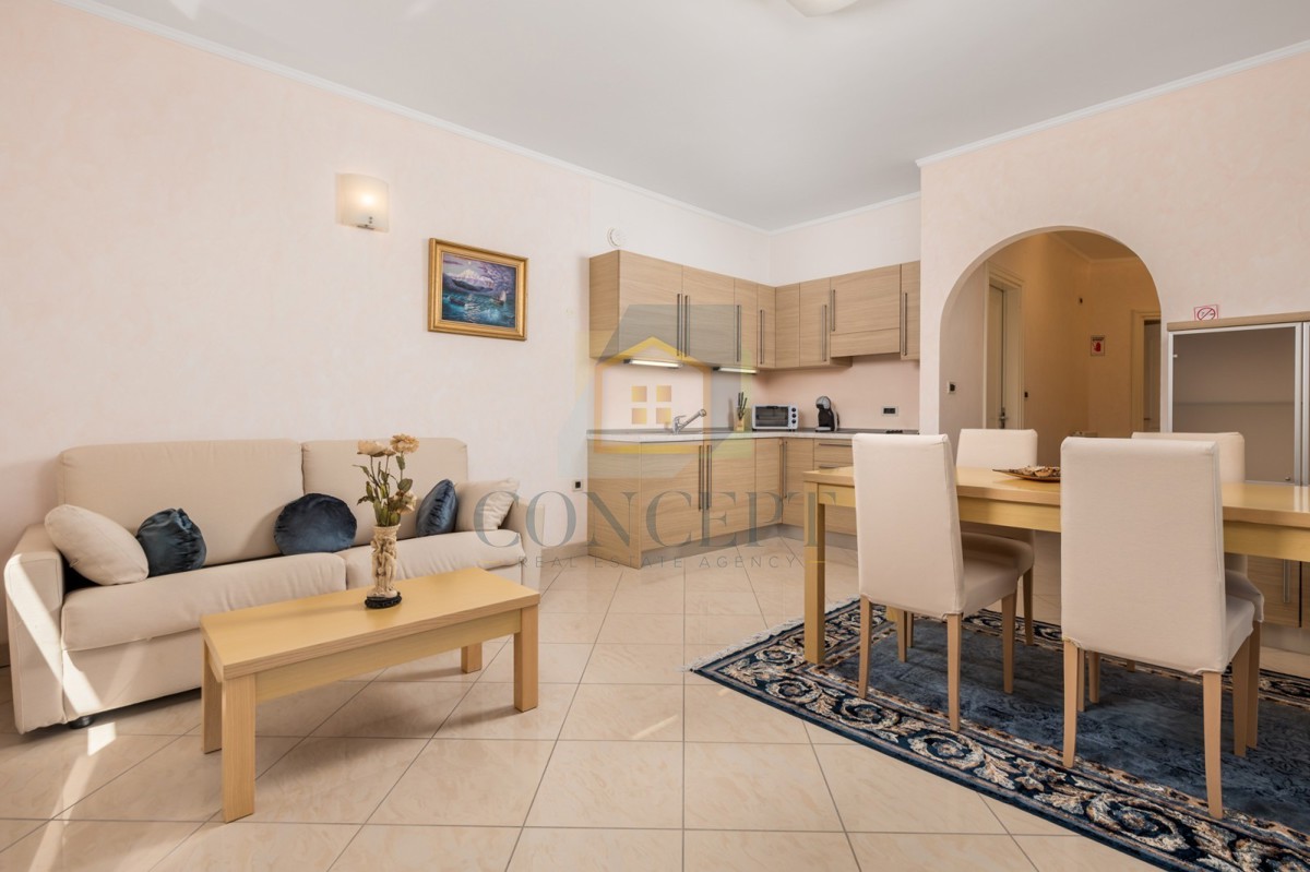 Opatija, Hotel z do 13 apartmaji in bazenom, 40 m od morja