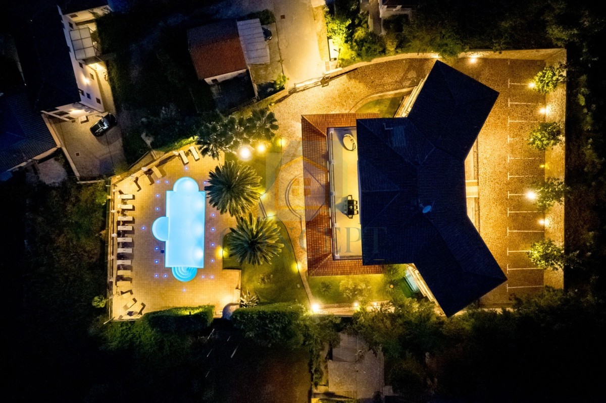 Opatija, Hotel z do 13 apartmaji in bazenom, 40 m od morja