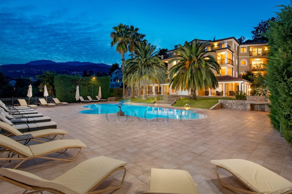 Opatija, Hotel z do 13 apartmaji in bazenom, 40 m od morja