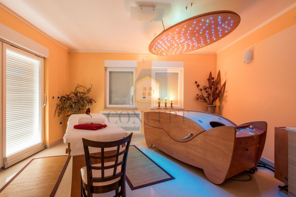 Opatija, Hotel z do 13 apartmaji in bazenom, 40 m od morja