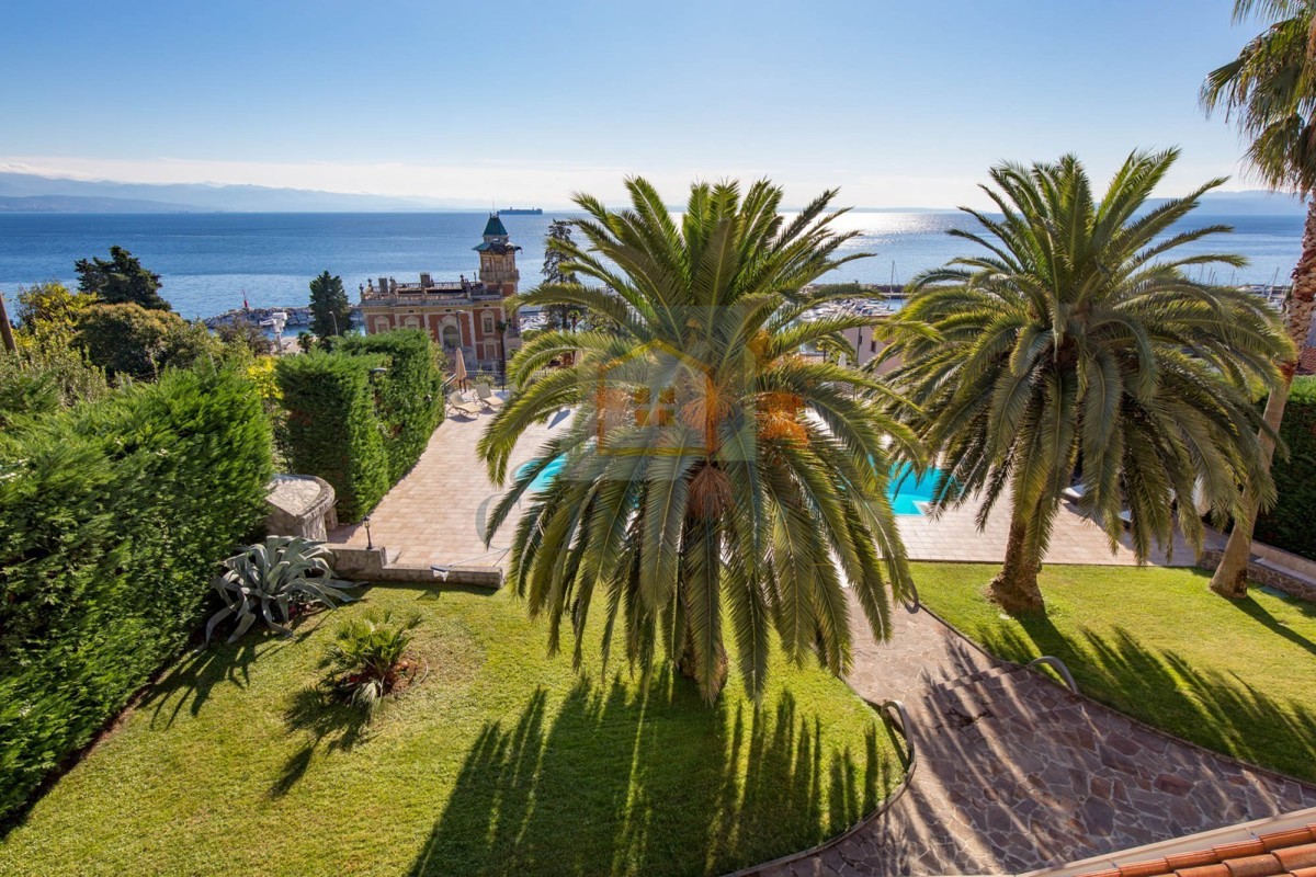 Opatija, Hotel z do 13 apartmaji in bazenom, 40 m od morja