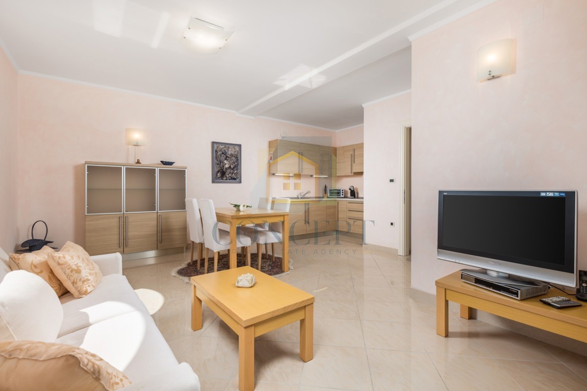Opatija, Hotel z do 13 apartmaji in bazenom, 40 m od morja