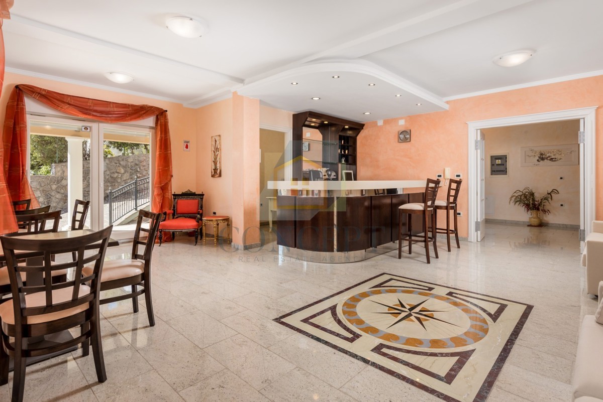 Opatija, Hotel z do 13 apartmaji in bazenom, 40 m od morja