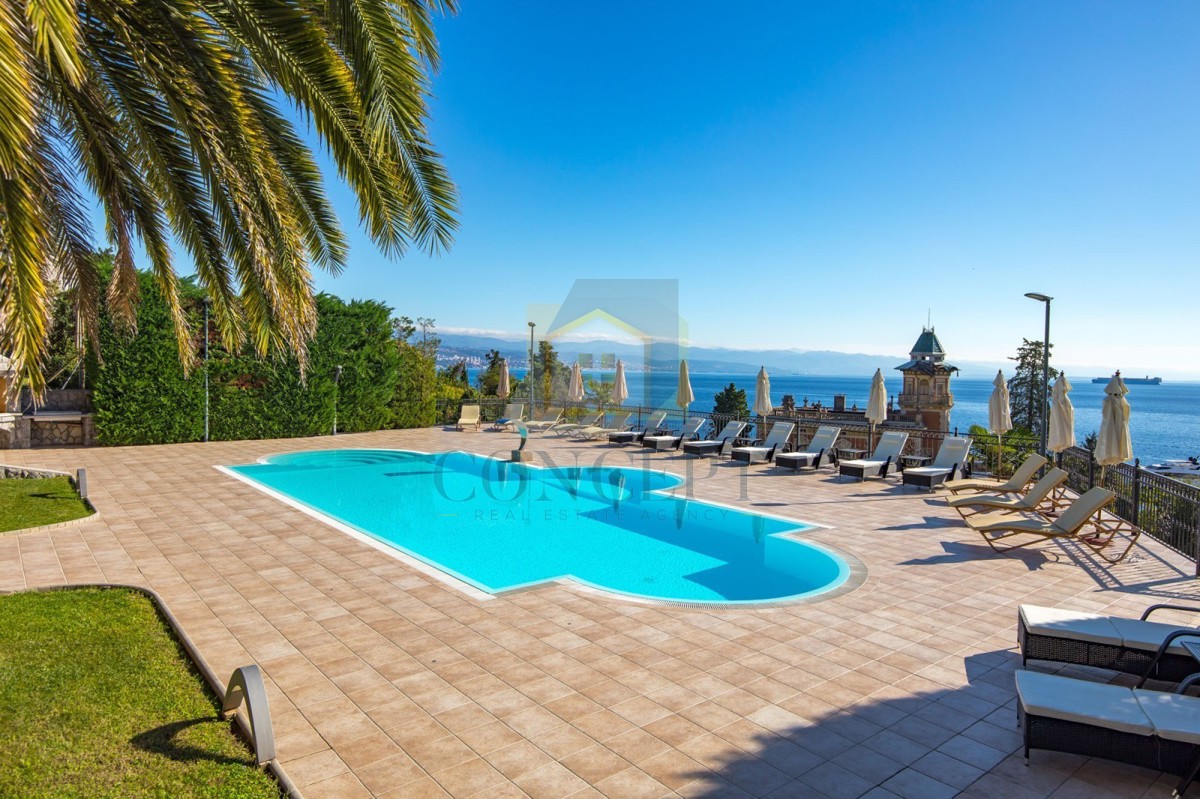 Opatija, Hotel z do 13 apartmaji in bazenom, 40 m od morja