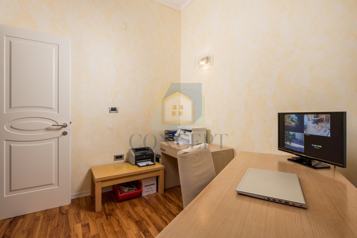 Opatija, Hotel z do 13 apartmaji in bazenom, 40 m od morja