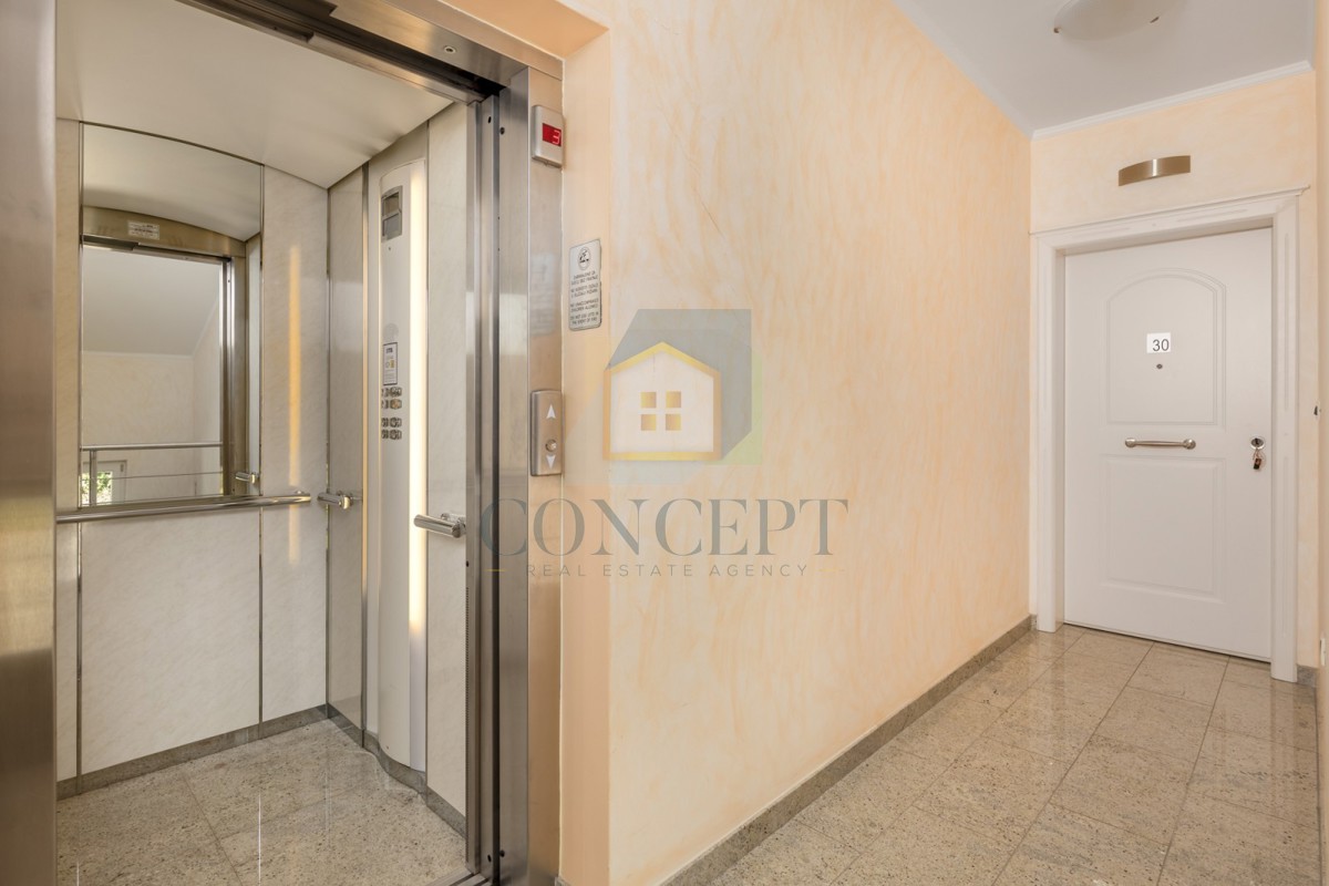 Opatija, Hotel z do 13 apartmaji in bazenom, 40 m od morja