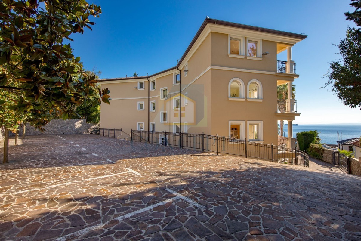 Opatija, Hotel z do 13 apartmaji in bazenom, 40 m od morja