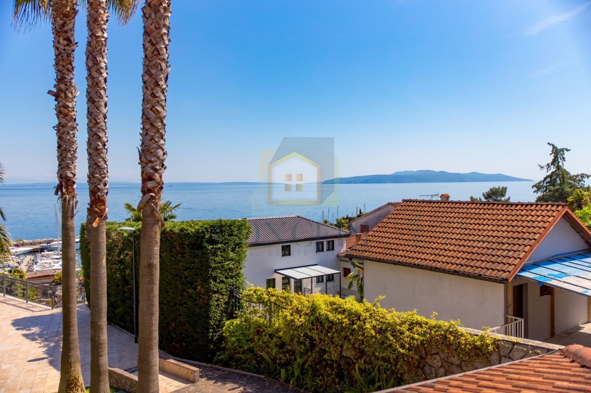 Opatija, Hotel z do 13 apartmaji in bazenom, 40 m od morja
