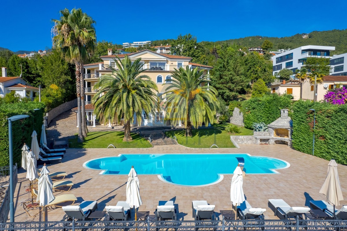 Opatija, Hotel z do 13 apartmaji in bazenom, 40 m od morja