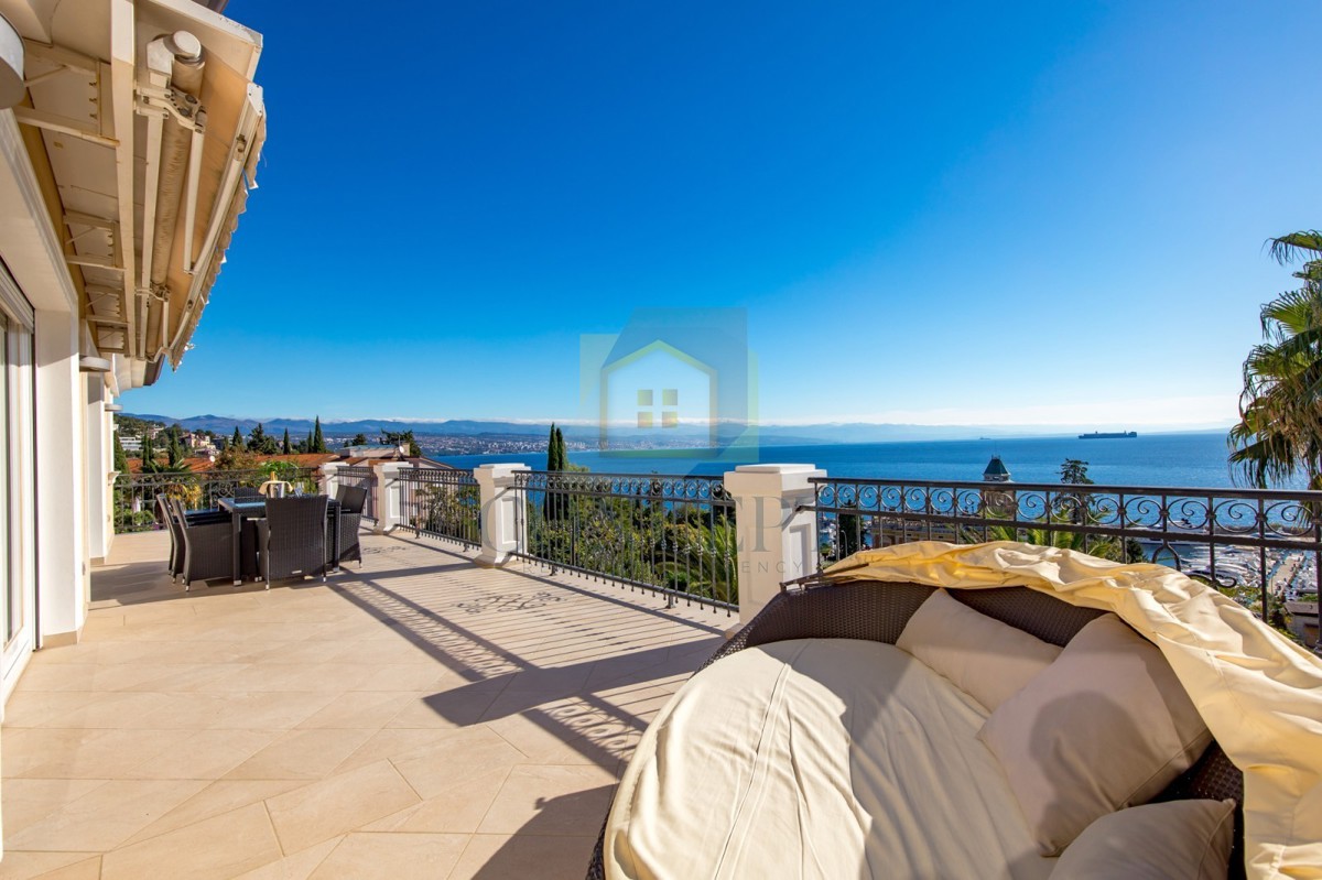 Opatija, Hotel z do 13 apartmaji in bazenom, 40 m od morja