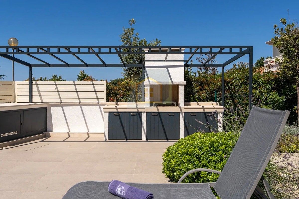 Moderna vila v Poreču s pogledom na morje!