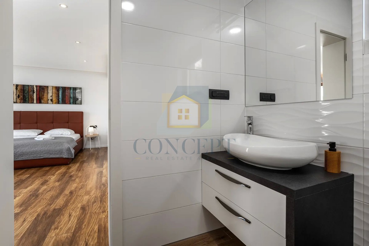 Moderna vila v Poreču s pogledom na morje!