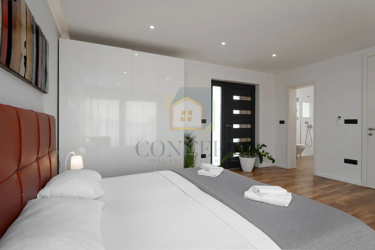 Moderna vila v Poreču s pogledom na morje!