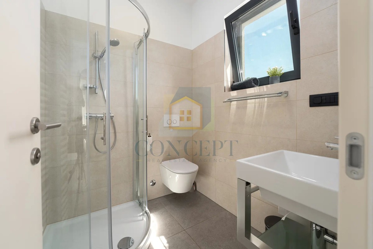 Moderna vila v Poreču s pogledom na morje!