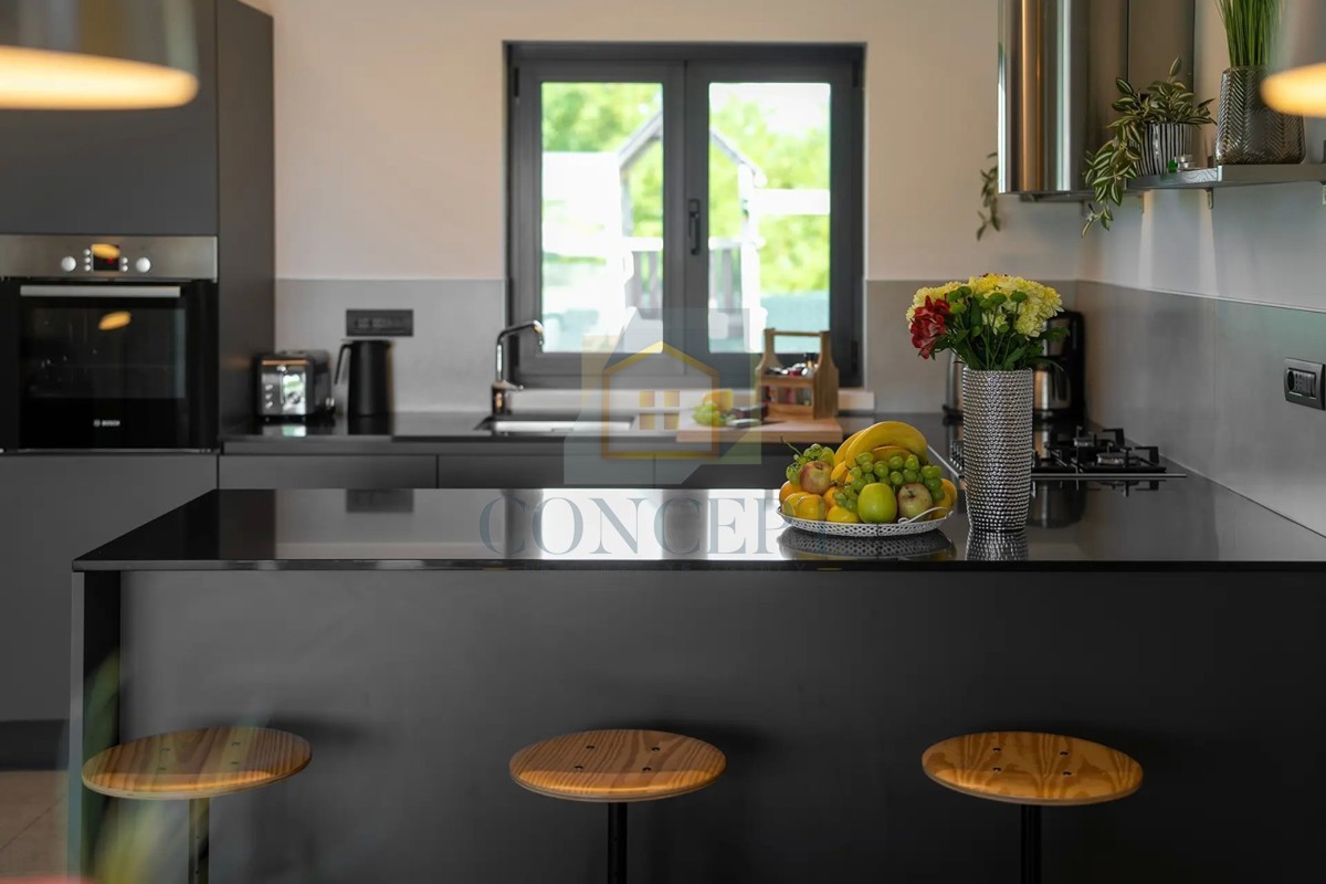 Moderna vila v Poreču s pogledom na morje!