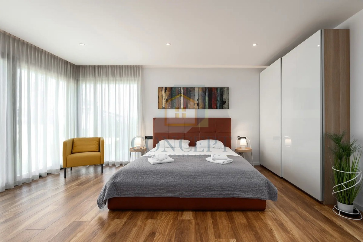 Moderna vila v Poreču s pogledom na morje!