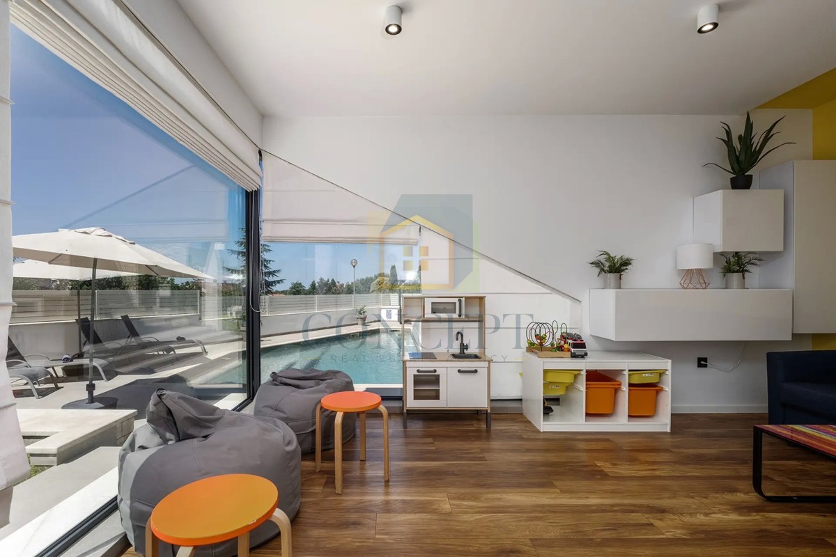 Moderna vila v Poreču s pogledom na morje!