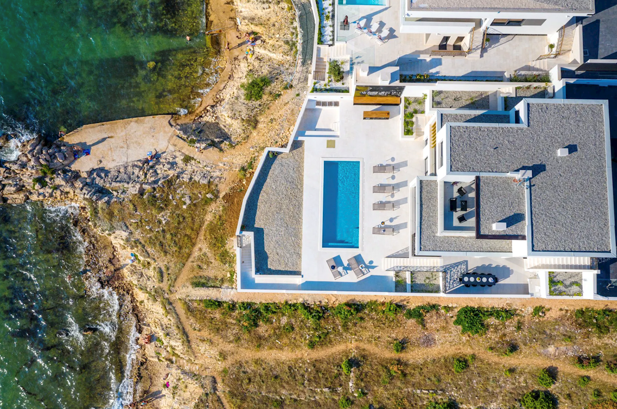 VILLA SEALINE - Čudovita vila ob obali, ki se ponaša z izjemno notranjo zasnovo