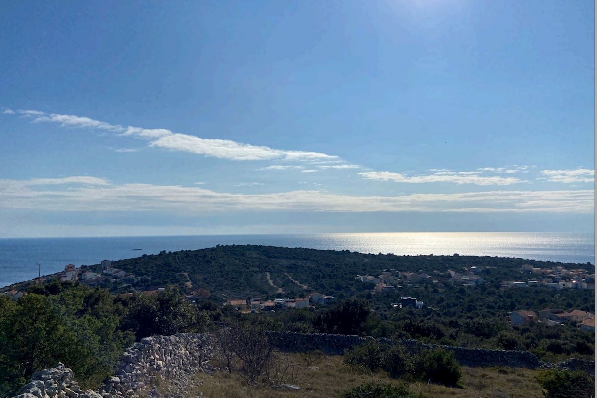 Zazidljivo zemljišče z odprtim pogledom na morje v bližini Rogoznice