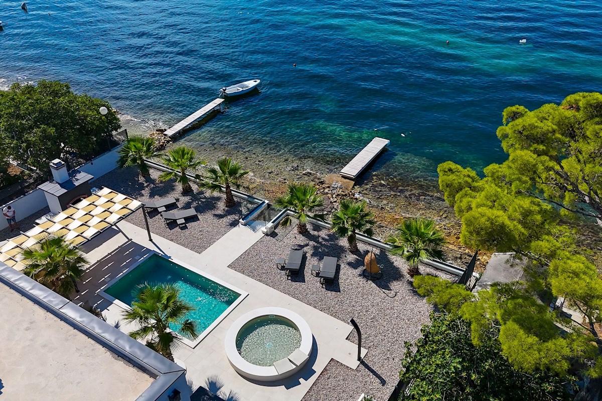 Villa Vista Mare - Elegantna vila ob morju, ki se ponaša s sodobnim dizajnom in luksuznimi dodatki