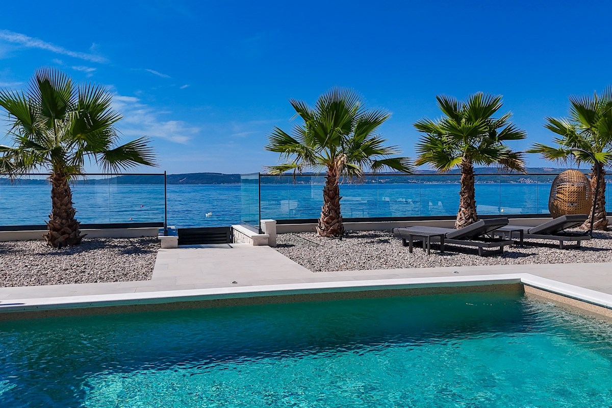 Villa Vista Mare - Elegantna vila ob morju, ki se ponaša s sodobnim dizajnom in luksuznimi dodatki