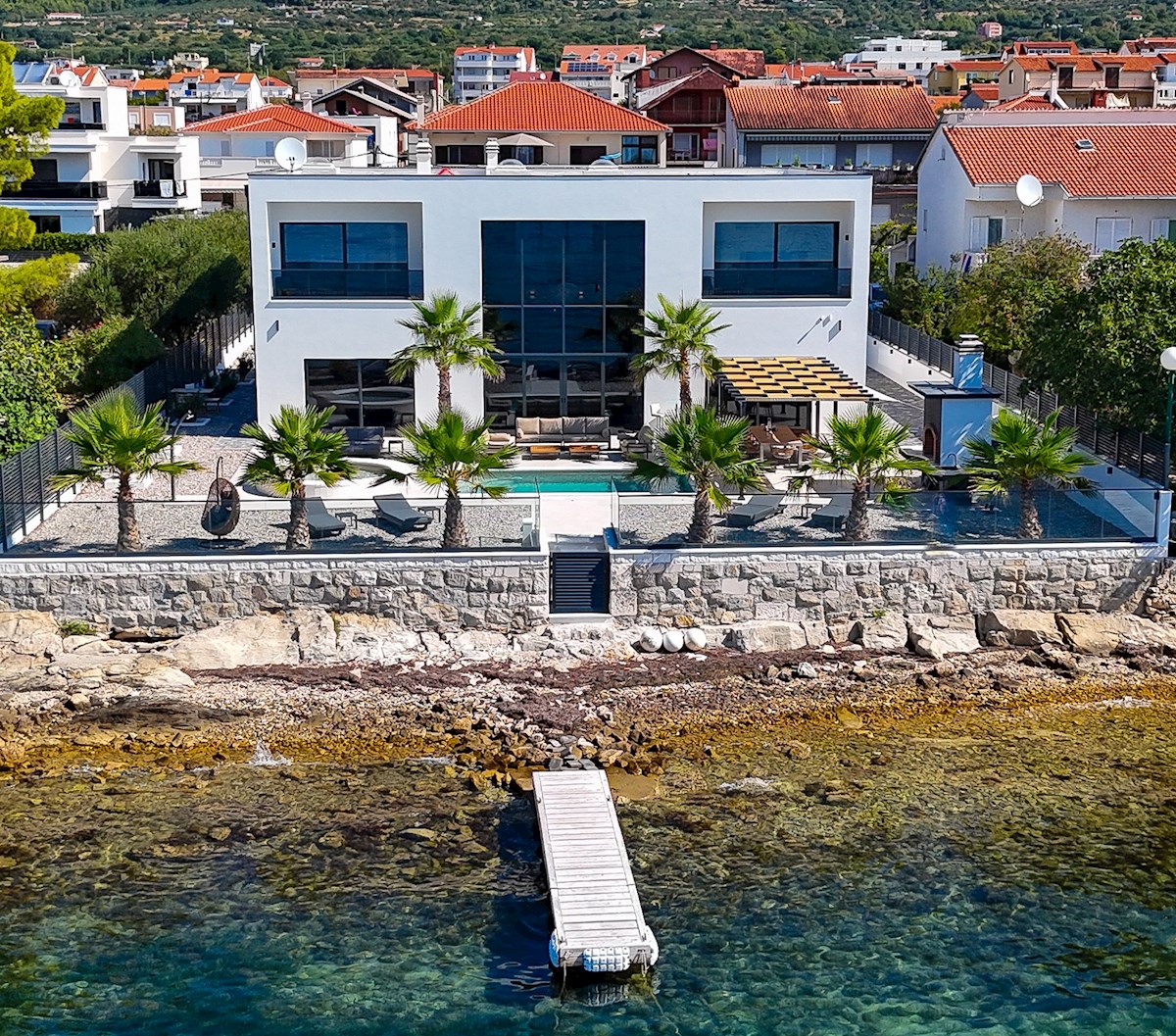 Villa Vista Mare - Elegantna vila ob morju, ki se ponaša s sodobnim dizajnom in luksuznimi dodatki