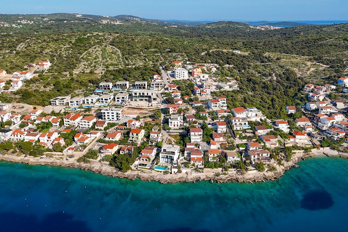 Gradbeno zemljišče z dovoljenjem, 410 m2, v bližini Rogoznice