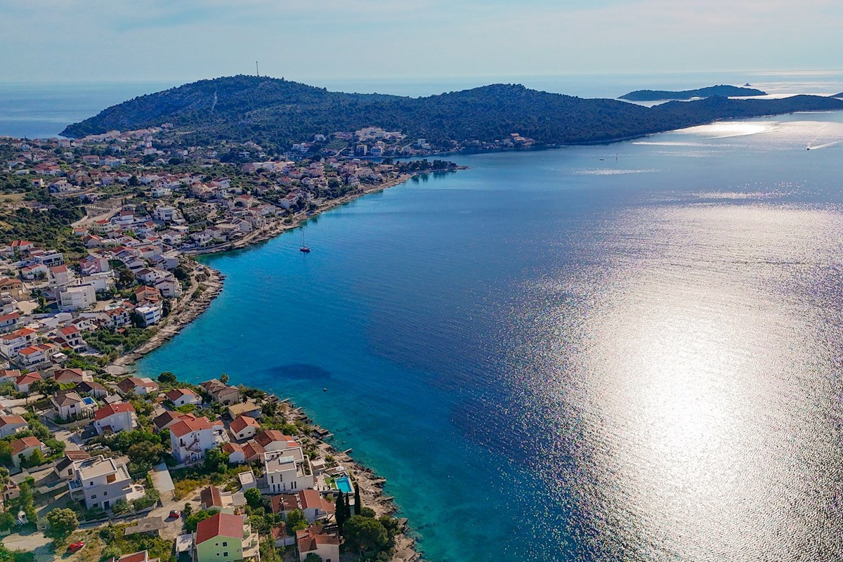 Gradbeno zemljišče z dovoljenjem, 410 m2, v bližini Rogoznice