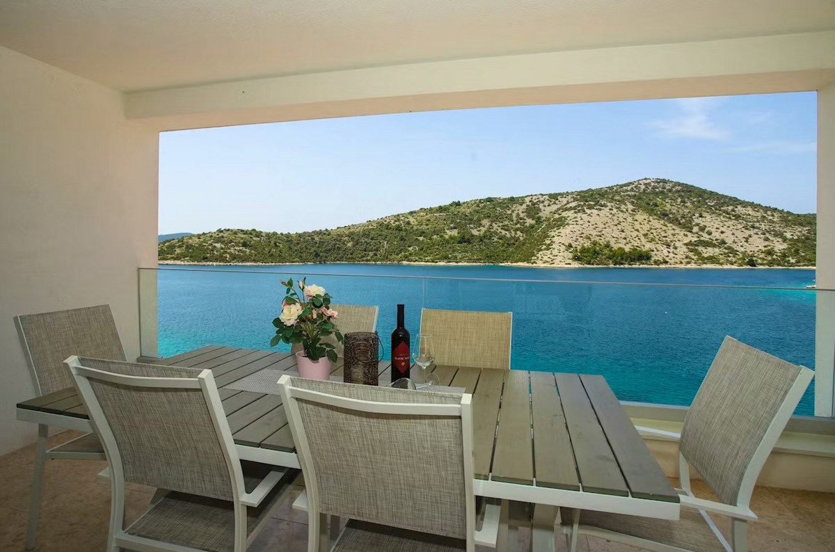 Apartma s strešno teraso, Vinišće, 100 m2