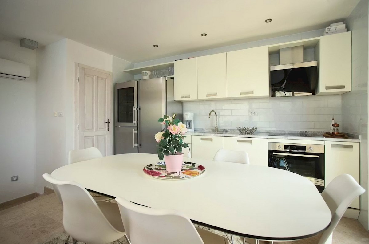 Apartma s strešno teraso, Vinišće, 100 m2