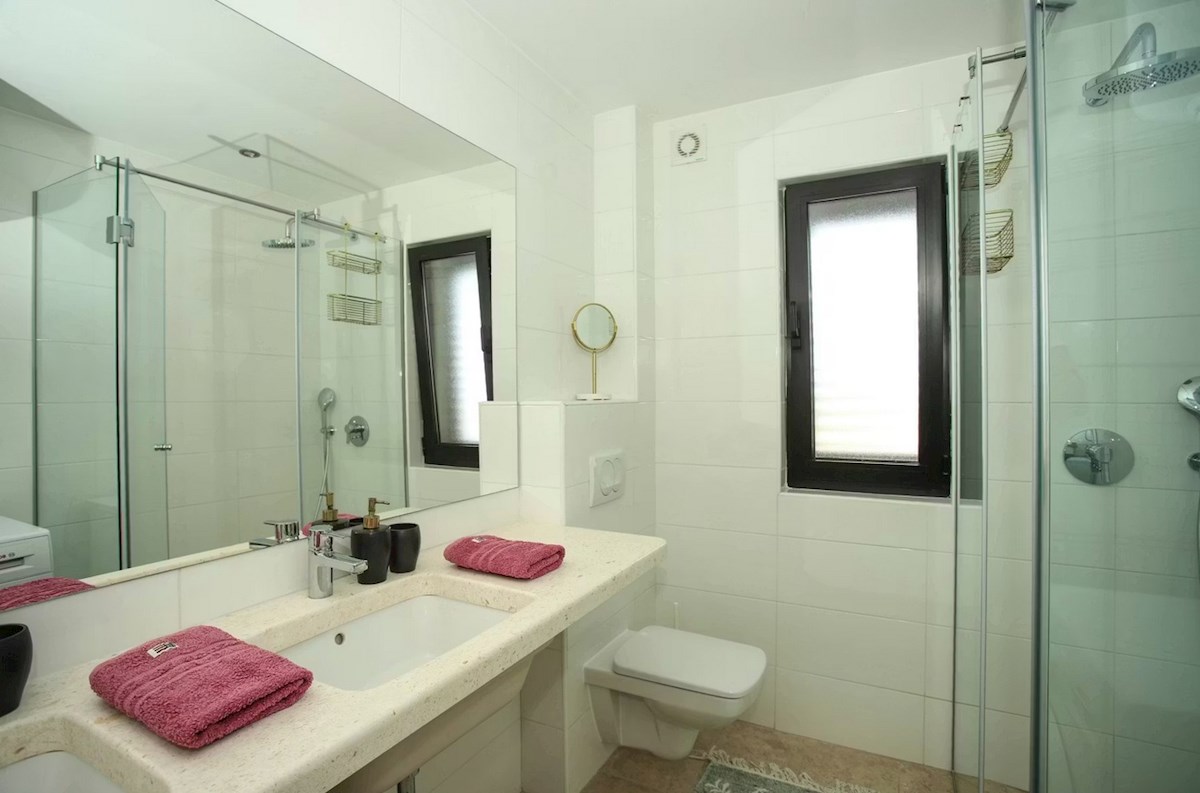 Apartma s strešno teraso, Vinišće, 100 m2