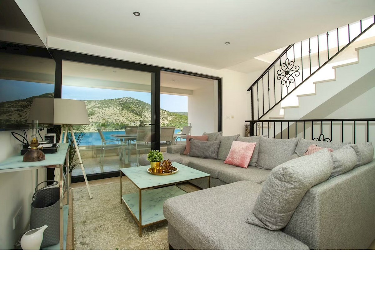 Apartma s strešno teraso, Vinišće, 100 m2