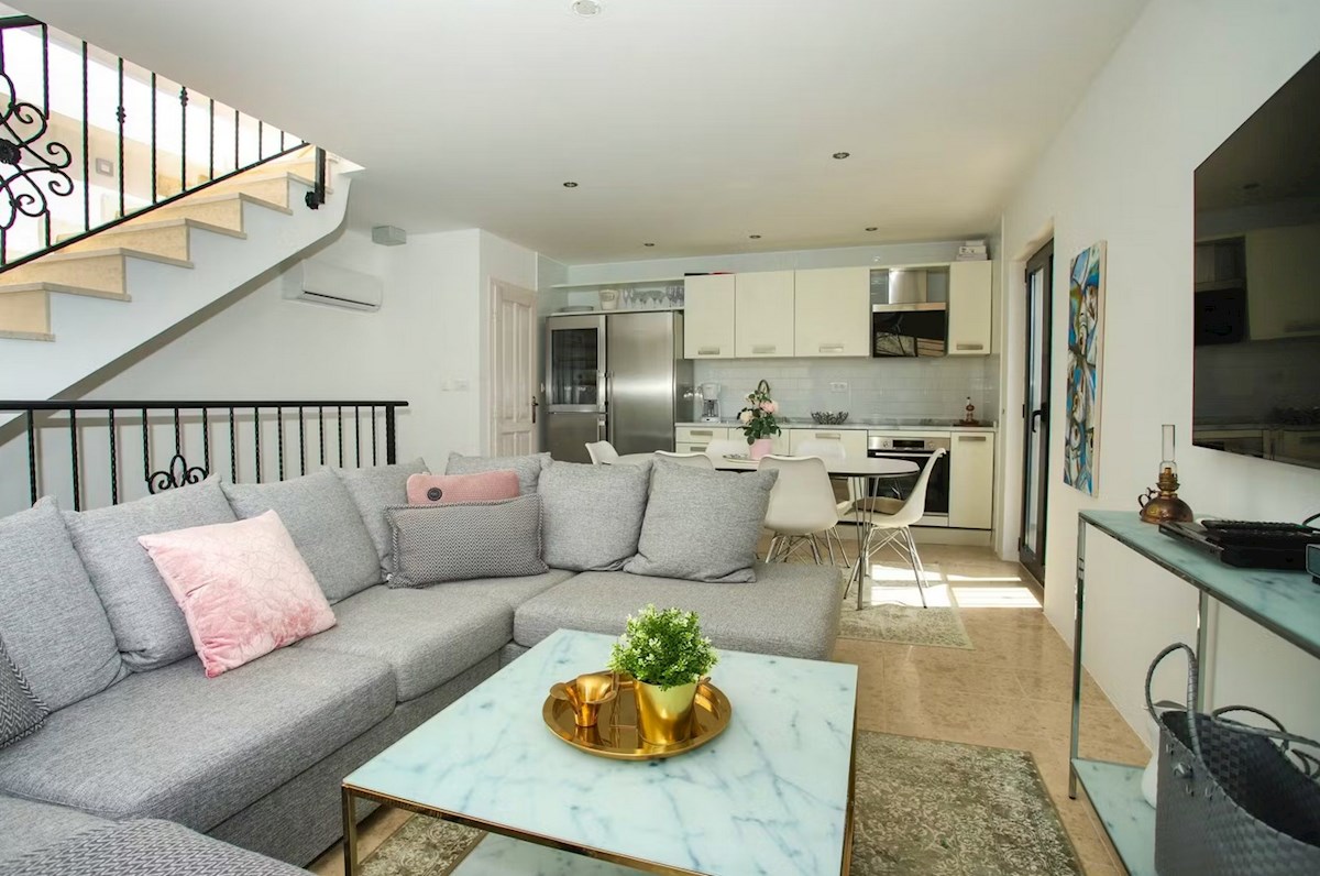 Apartma s strešno teraso, Vinišće, 100 m2