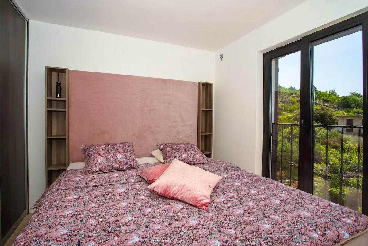 Apartma s strešno teraso, Vinišće, 100 m2