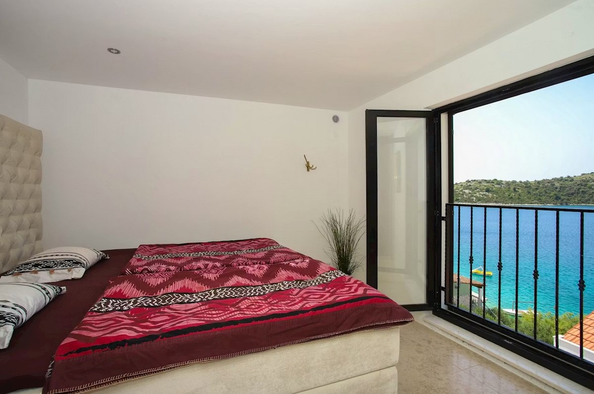 Apartma s strešno teraso, Vinišće, 100 m2